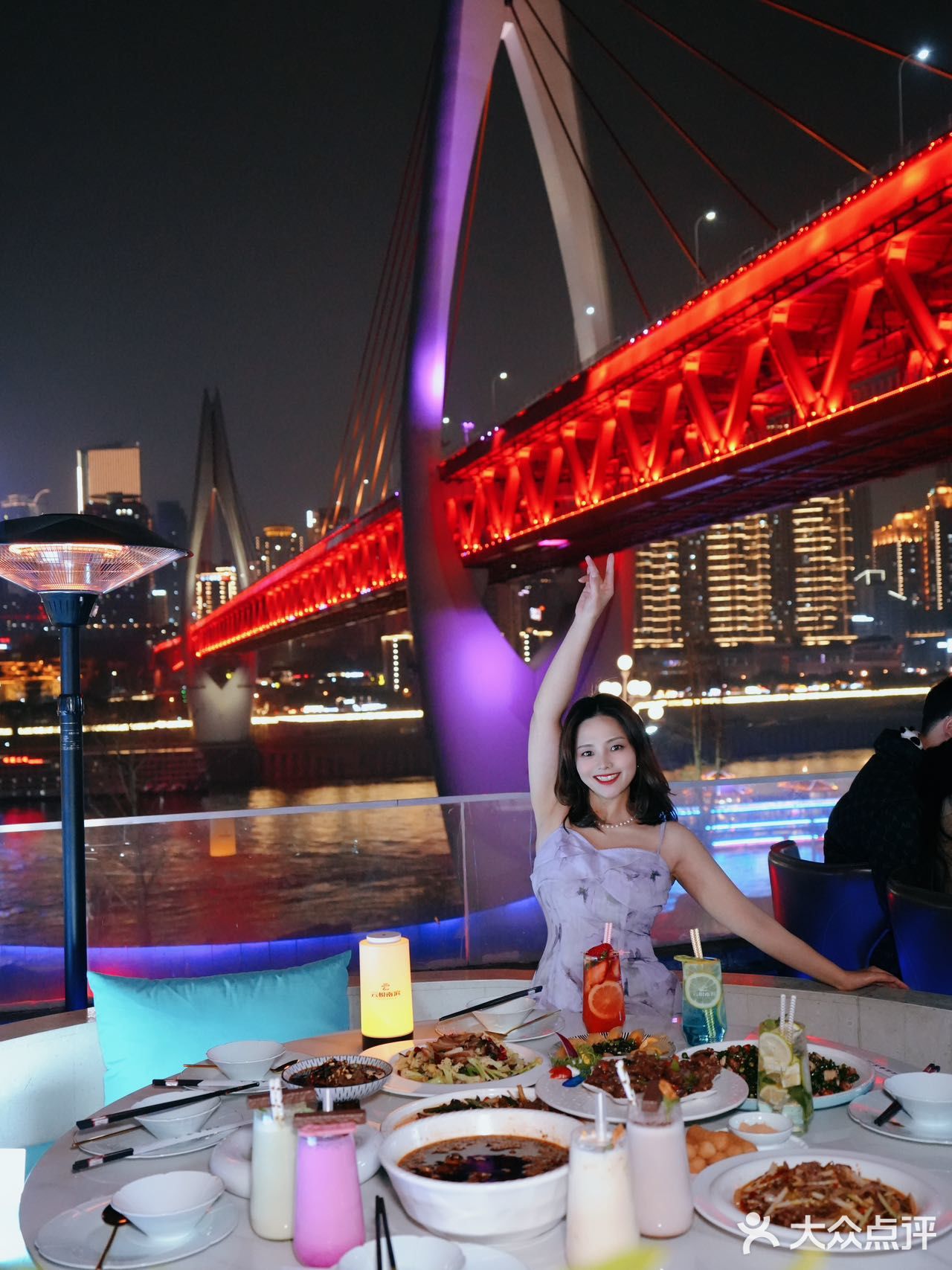 便能邂逅一家满是惊喜的江景餐厅。宽敞的大露台