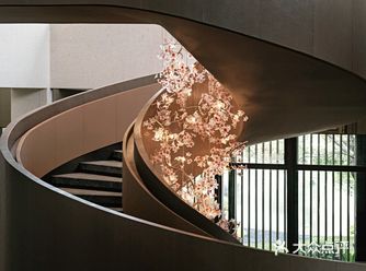 在通透开阔的尺度中，温润的木作、大面积葱茏的绿意背景