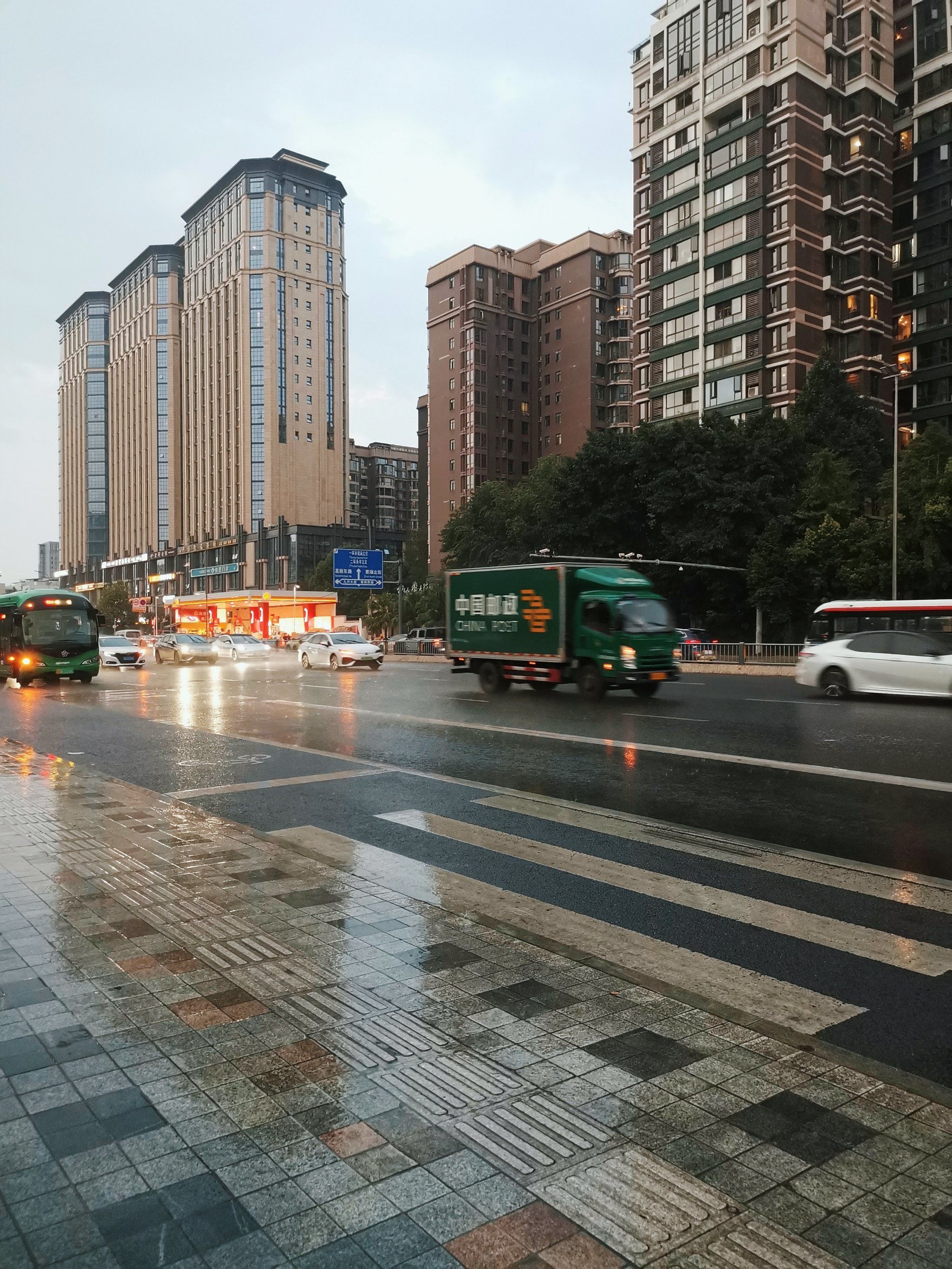 成都的雨像天漏了