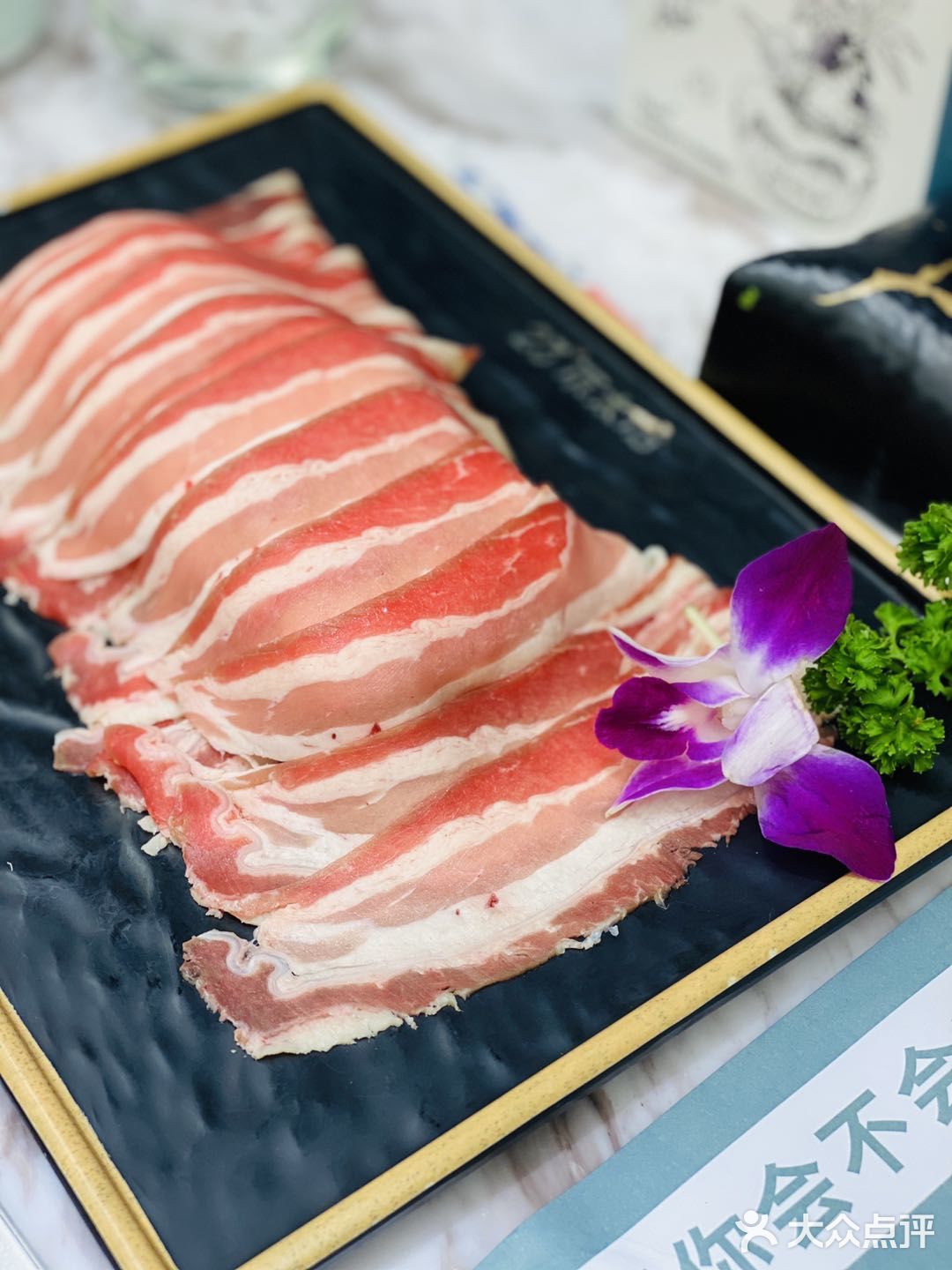 环境：店内环境以白色调为主