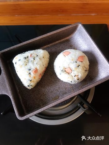 家里有剩饭怎么办?来,跟我一起做个火腿肠煎饭团