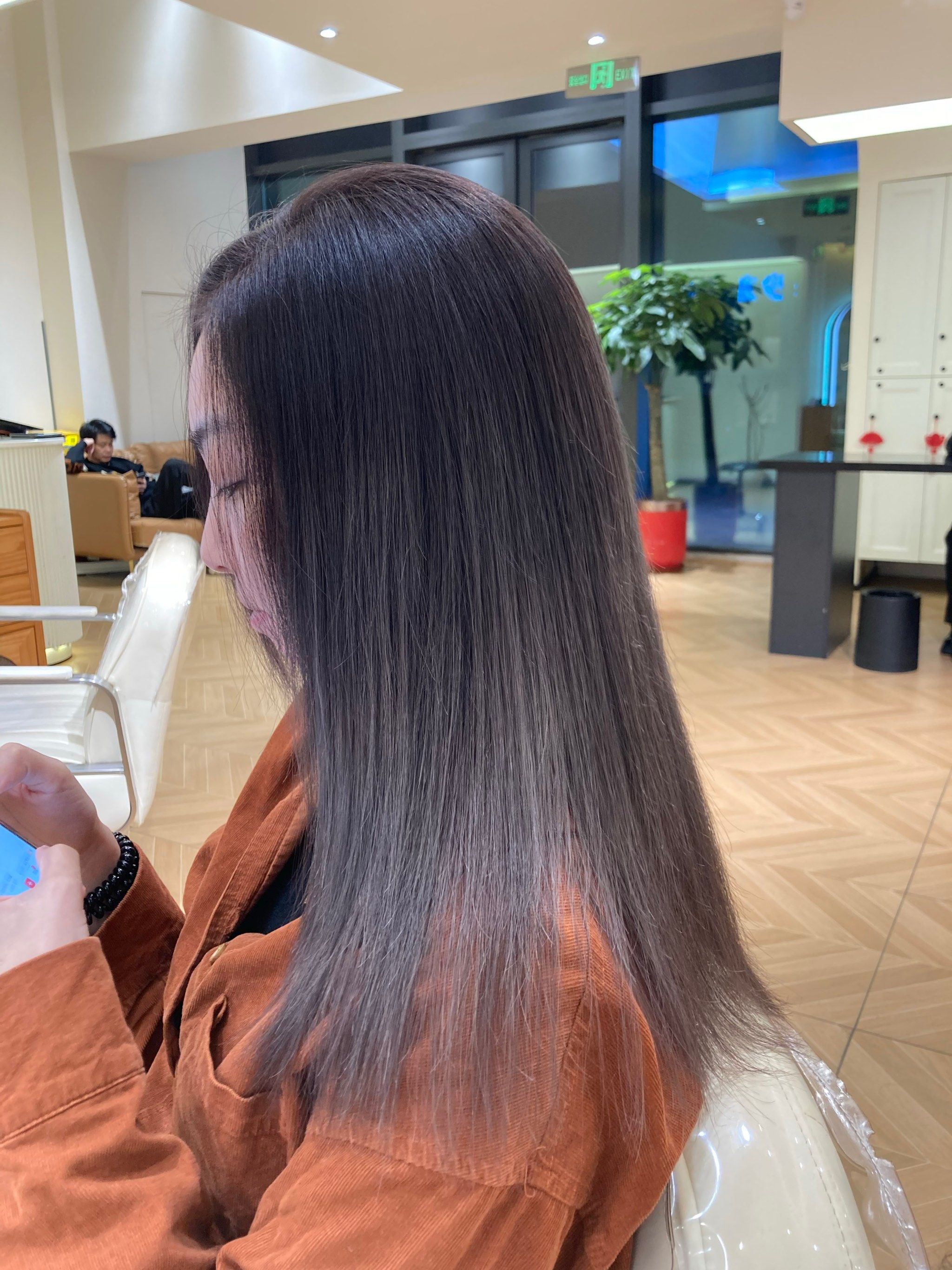 无论是什么肤色的女生,染上这个颜色都超级好看!