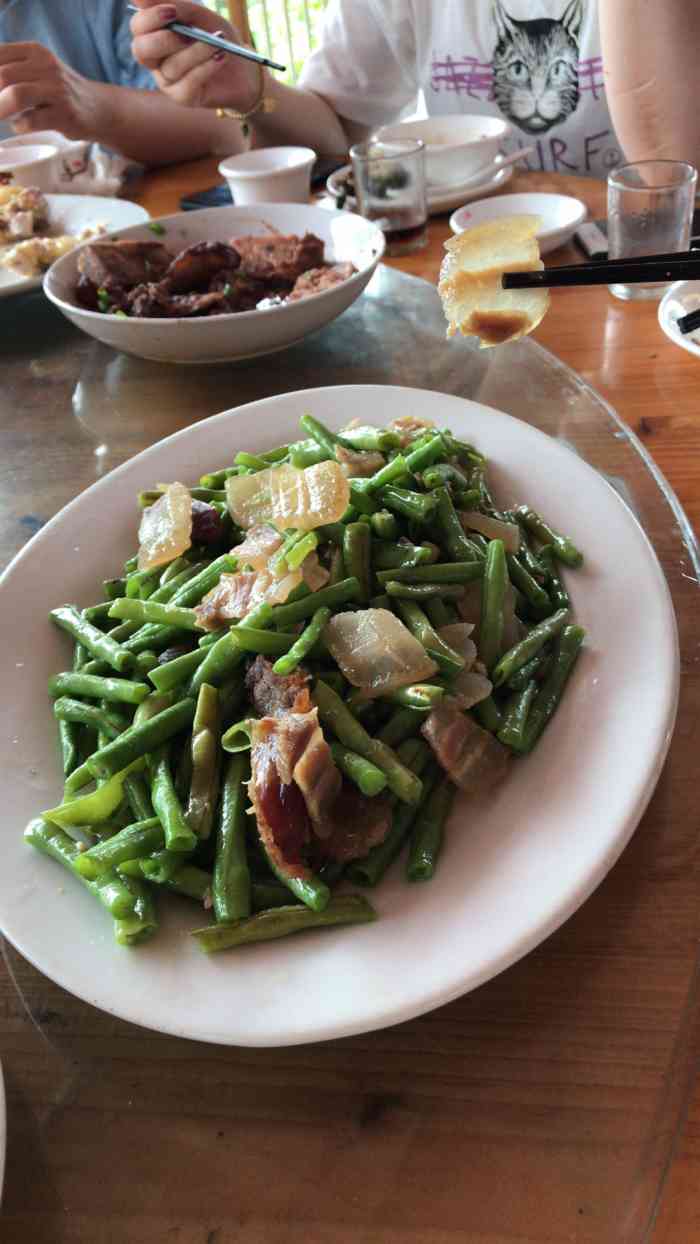 乡村农家饭店-"简简单单装修的一家农家菜,焖钳鱼,焖南瓜.