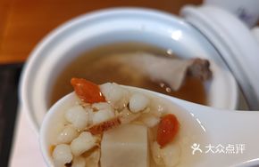Five-Fingered Mulberry Root and Goji Berry Soup
