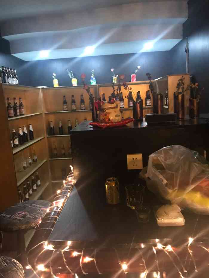 mask酒吧-"氛围很棒~从一楼看到了亮亮的招牌 调酒师.