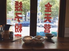 靠窗位-矮子粉店1985·长沙米粉(湘春路店)