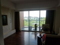 复式套房的一楼-途易晟曼湾度假酒店(大鹏店)