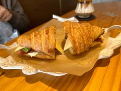 牛油果芝士培根可颂-LOOKA COFFEE(大鹏所城店)