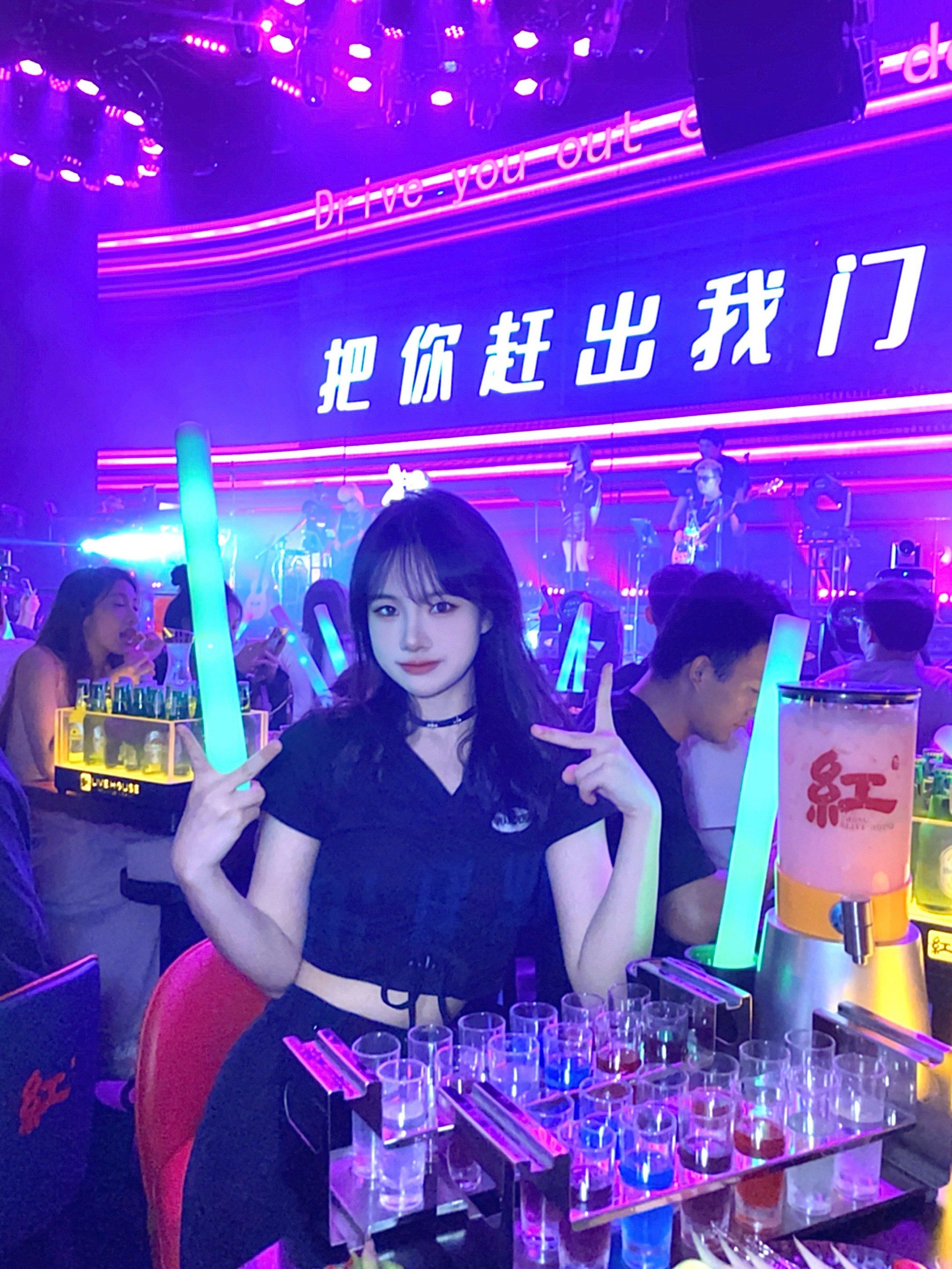 广州的红live02酒吧|简直是演唱会现场好吧