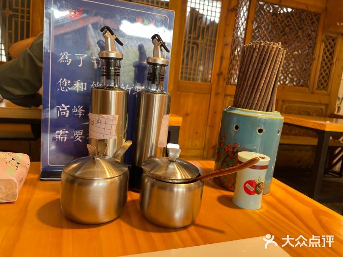 勺子米线·云南传统小吃市集(四方街店)餐具摆设图片