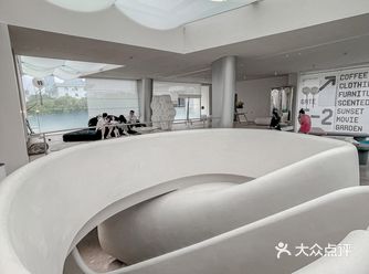 滨江新开的咖啡馆也是摄影基地，真的太好出片了