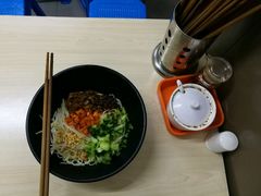 -两勺子一碗口水鸡拌面