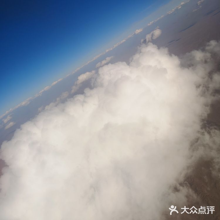天空很蓝，几朵白云就像是画上去似的，天空和白云都很干净