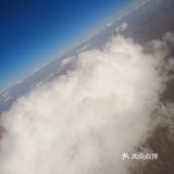天空很蓝，几朵白云就像是画上去似的，天空和白云都很干净