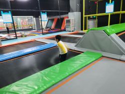 -蹦贝运动中心·蹦床·攀岩·闯关(龙岗店)