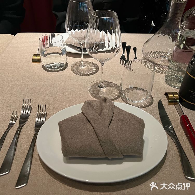 探店｜玻璃房+牛排、龙虾、巧克力舒芙蕾好吃！