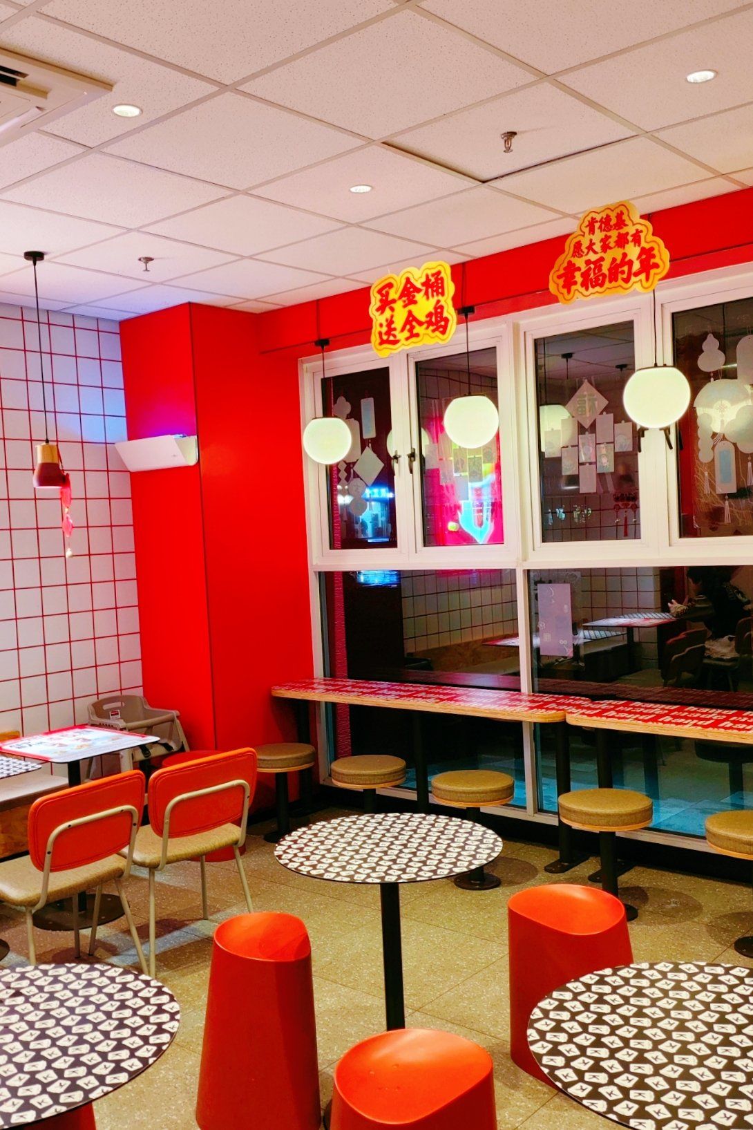 这家肯德基的餐厅布置还是挺好看的,算是肯