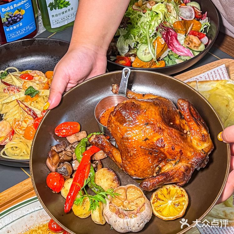 四楼这家设计感满满的西餐厅也太扎眼了