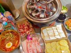 -围炉肉舍•炭烤活鳗•丹东海鲜烤肉(步行街店)