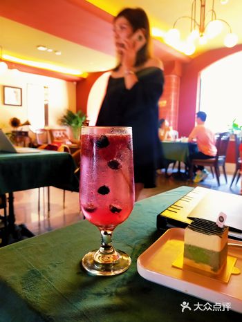 百年别墅餐厅里,端起这杯酒,是否想起已经远去的人?