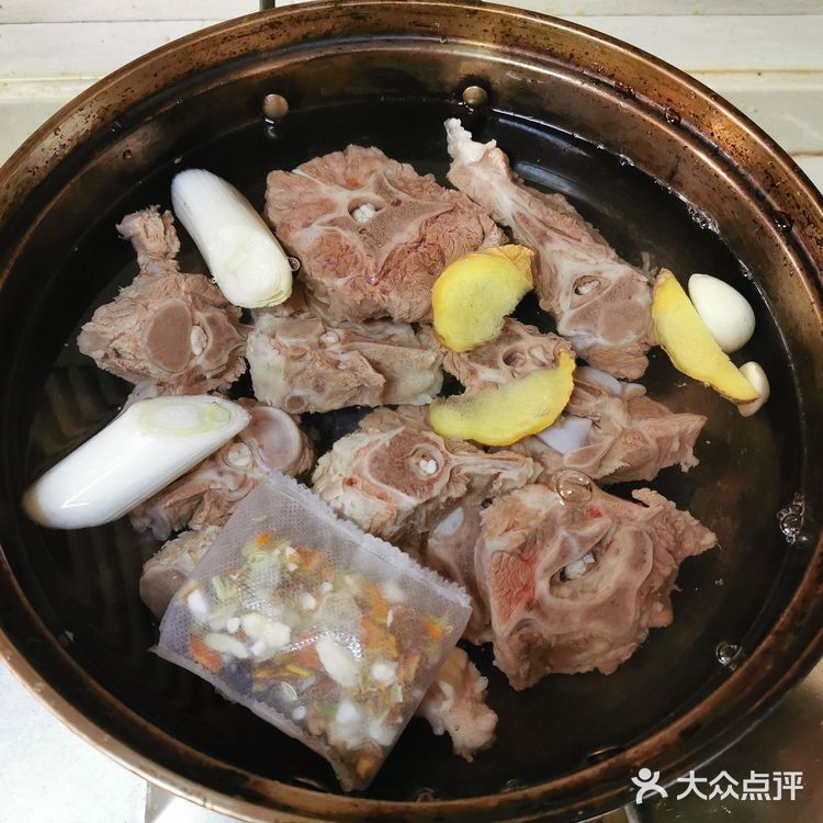 大火煮开后转小火慢炖1小时，炖好的样子如图5所示