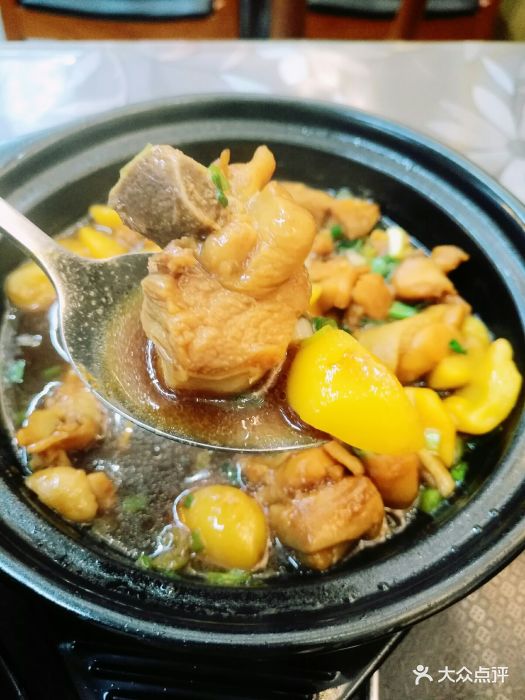 板栗烧鸡砂锅饭