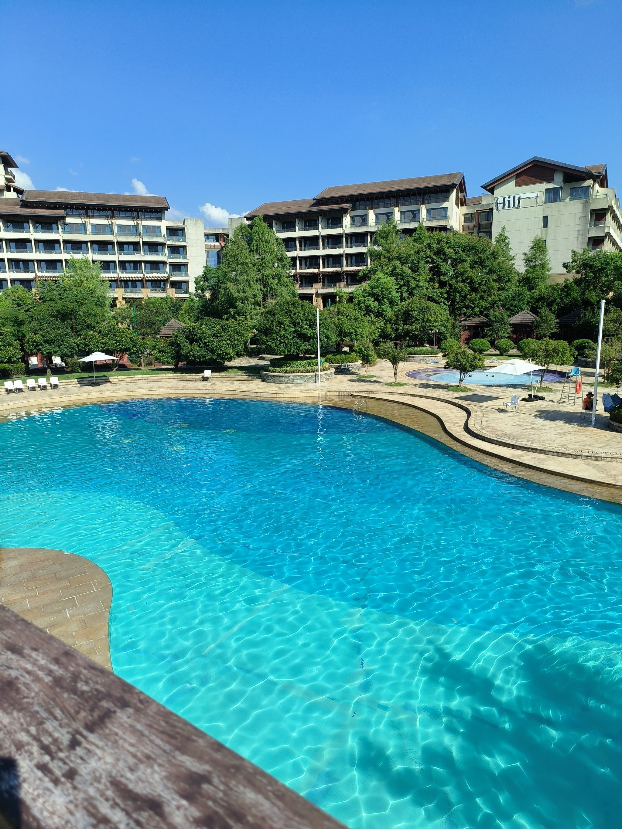 室外泳池的清凉一刻