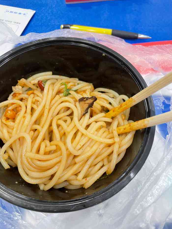 统桶发卤粉王-"周末点的他家外卖!特别惊艳!首先卤鸡腿.