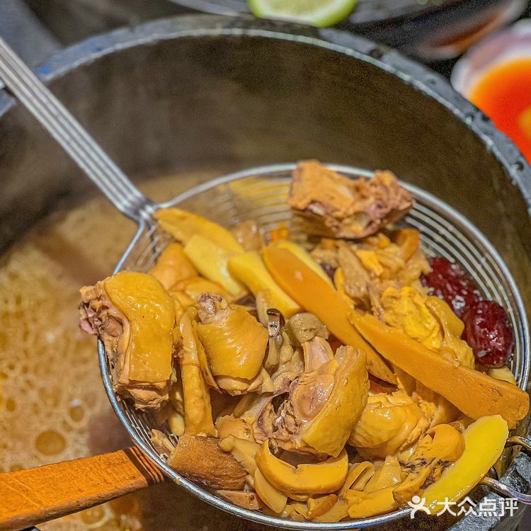 在深圳，首家野生菌石锅土鸡，一口鲜掉牙❗️