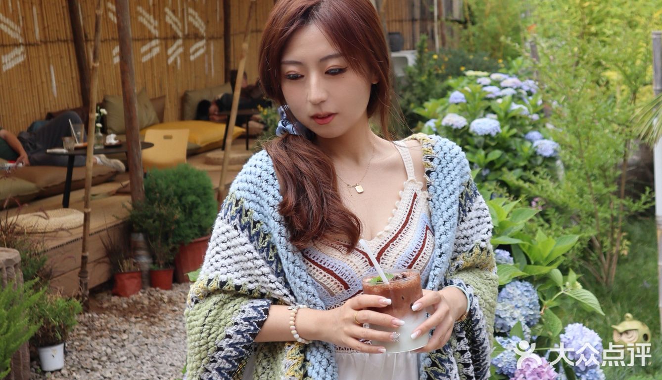 这就是当代年轻人到任何一个地方都要找一个美美的咖啡馆！