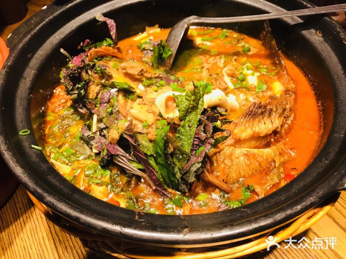 吃饭皇帝大|土家民族菜柴火稻草鱼图片