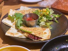 牛肉馅饼配迷你沙拉-HELLO 27 意面·沙拉·帕尼尼