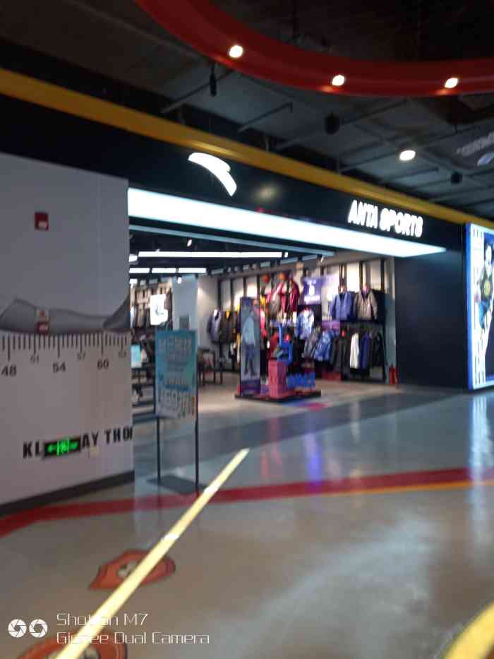 安踏运动服饰品牌专卖店,这里是万达3楼的安踏专卖店,店面非常的大
