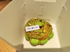 开心果树莓泡芙-Ten Olives甜点