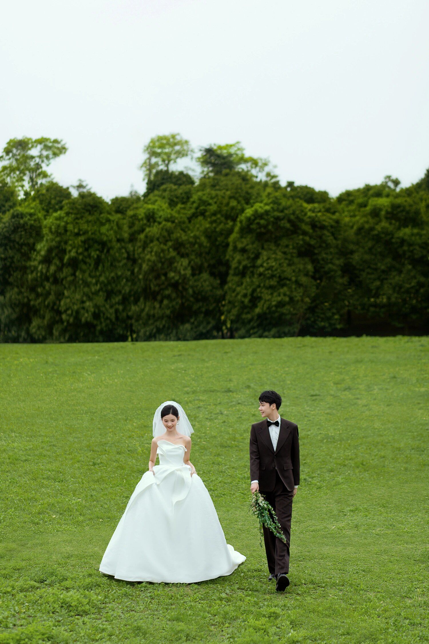 外景草坪婚纱照