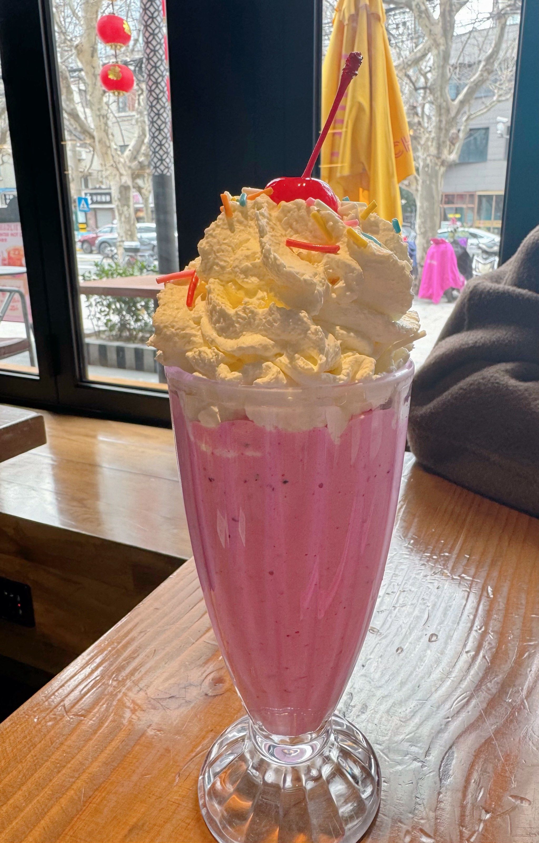 汉堡店的一杯奶昔