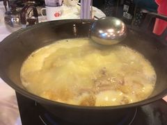 浓厚原只鸡煲花胶汤-鲜入围煮花胶鸡海鲜火锅