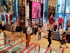店内环境-优衣库(深圳万象天地旗舰店)