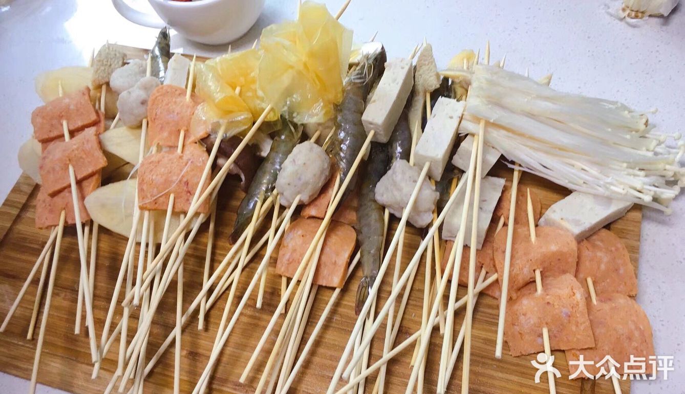 图片是我自己在家制作冷锅串串的过程