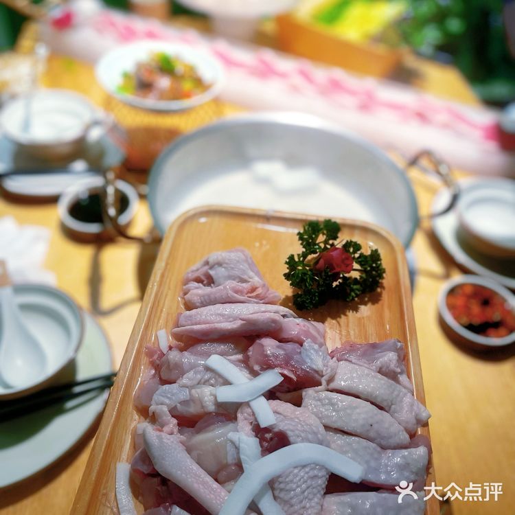 东门的宝藏“椰子鸡”，椰香满满鸡肉来一碗