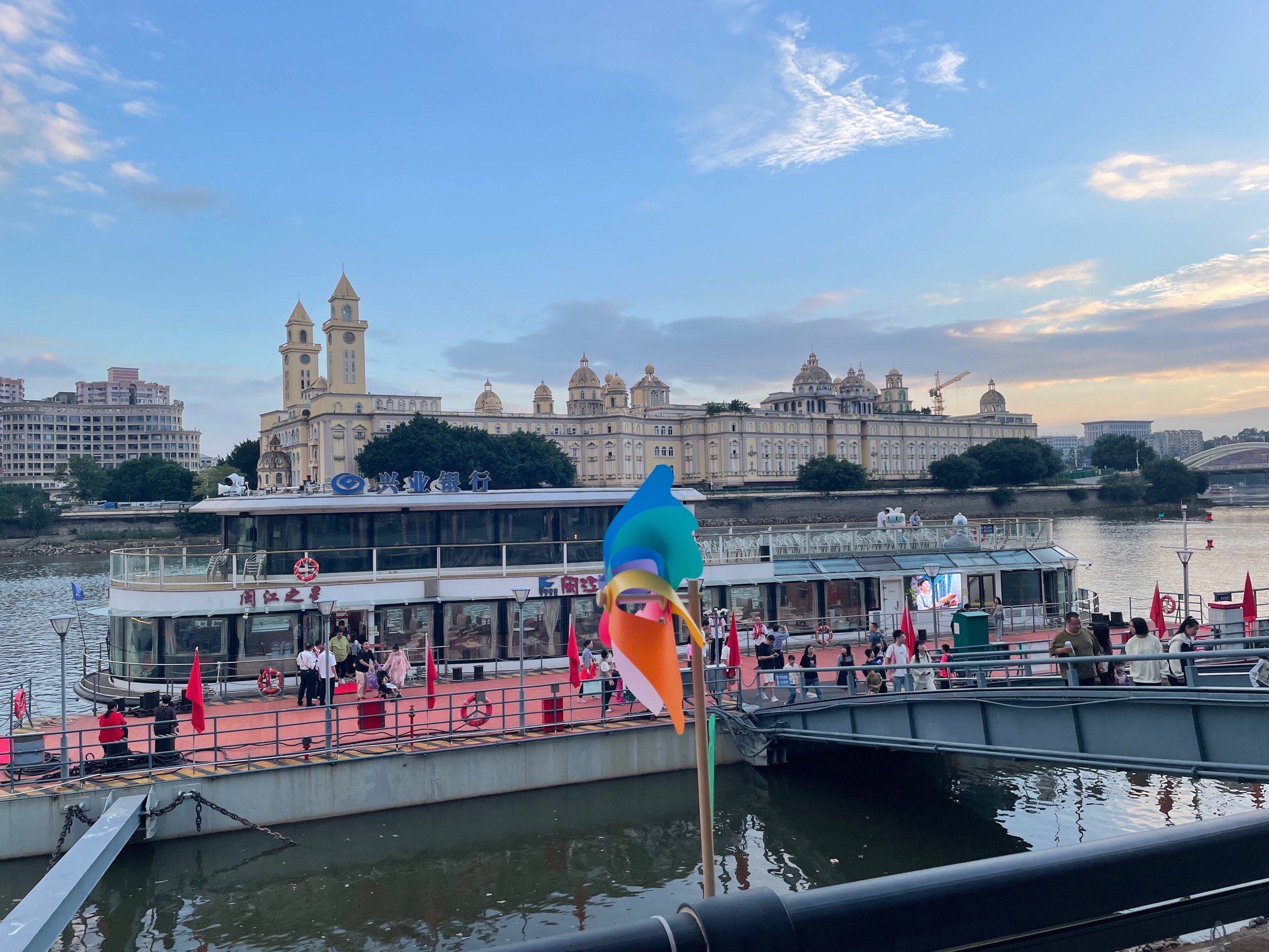 0元玩转这座城#闽江游 1个小时的游船时间,船上不仅可以看两岸美赖哪