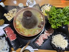 -果松木炭酸菜铜火锅·外婆参鸡汤