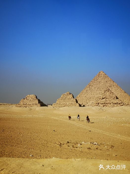 吉萨金字塔群图片