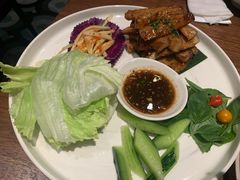 蜜糖炭烧猪颈肉配沙拉-星叶·东南亚料理(宁波万象汇店)