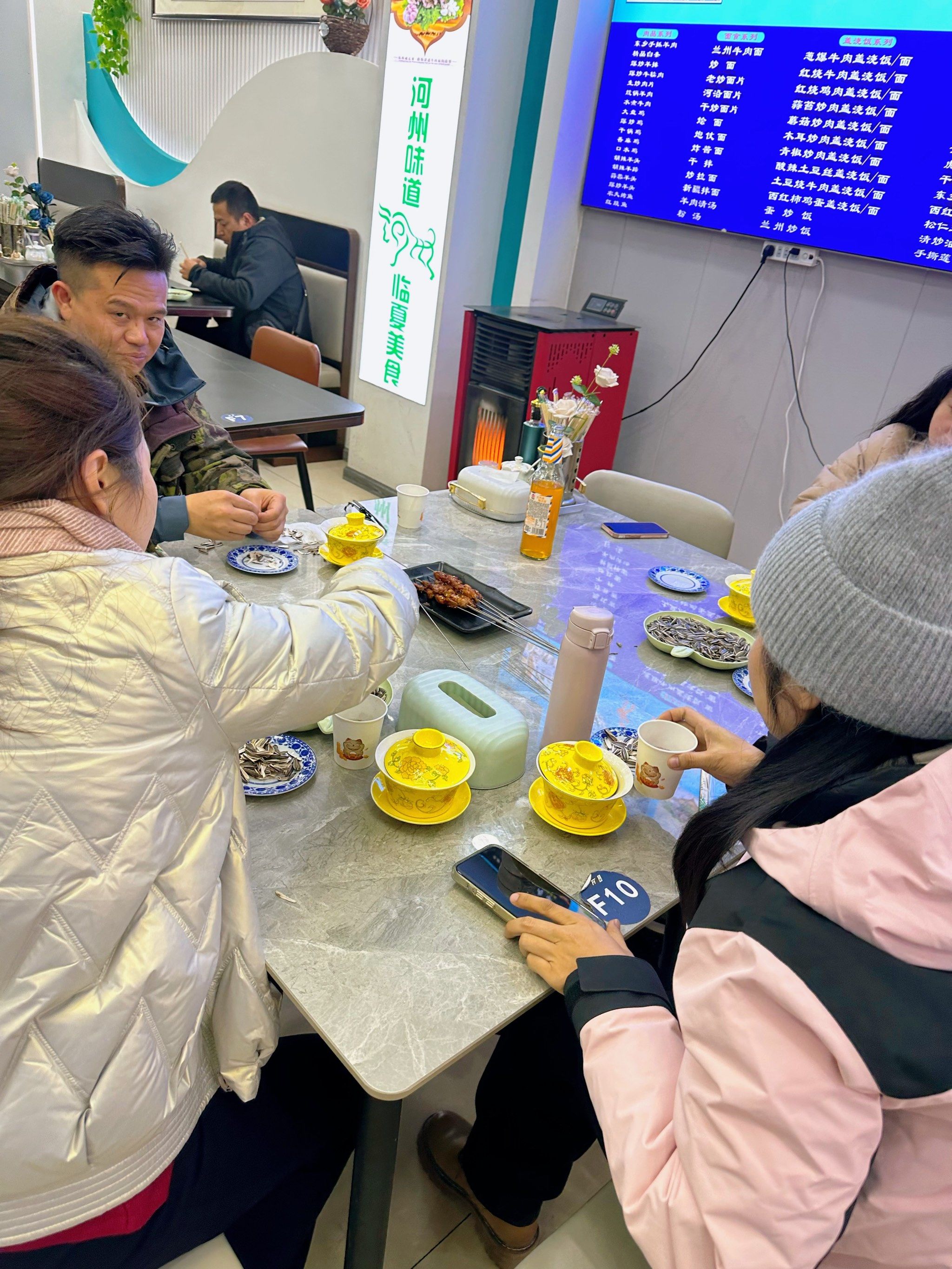 人太多了 包厢都满了 只能拼桌 味道不错