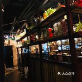 猫吃鱼，哈哈哈很符合烤鱼的意境！