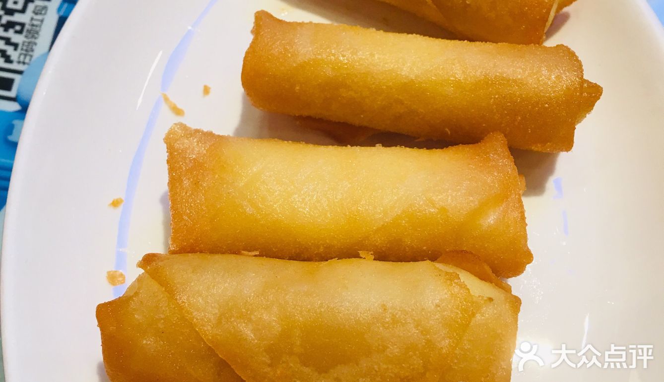 炸牛奶：外面是春卷皮，炸的脆脆的，里面是软软的奶