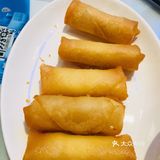 炸牛奶：外面是春卷皮，炸的脆脆的，里面是软软的奶