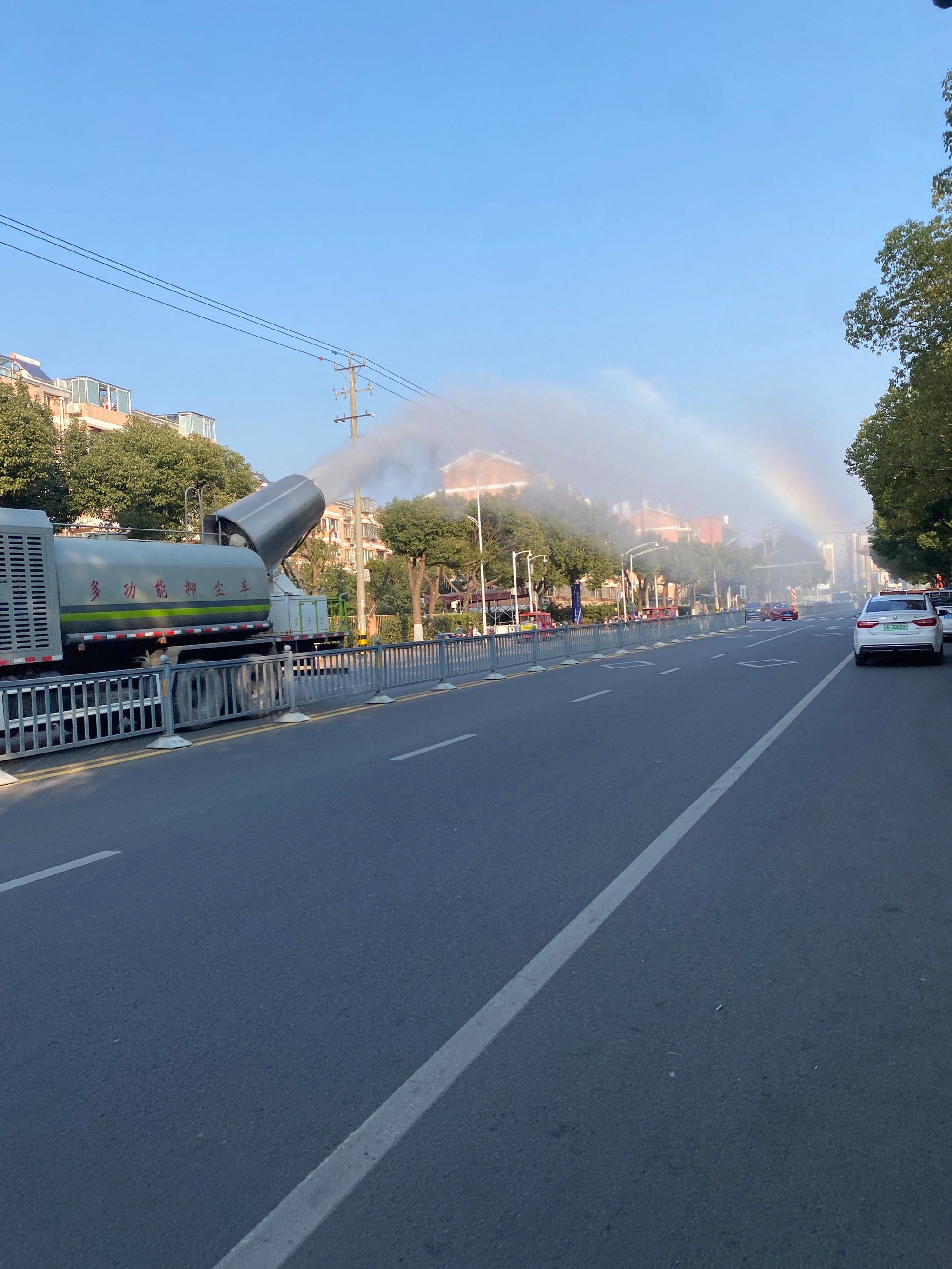 冬日洒水车就是彩虹制造机!