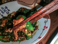 辣椒炒肉-胡桃里音乐餐厅(陶溪川店)(川湘赣菜·世界百大酒庄直供红酒·音乐表演)